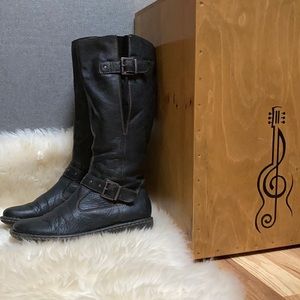 B.O.C black leather boots.
